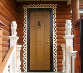 Входная дверь в дом из бруса